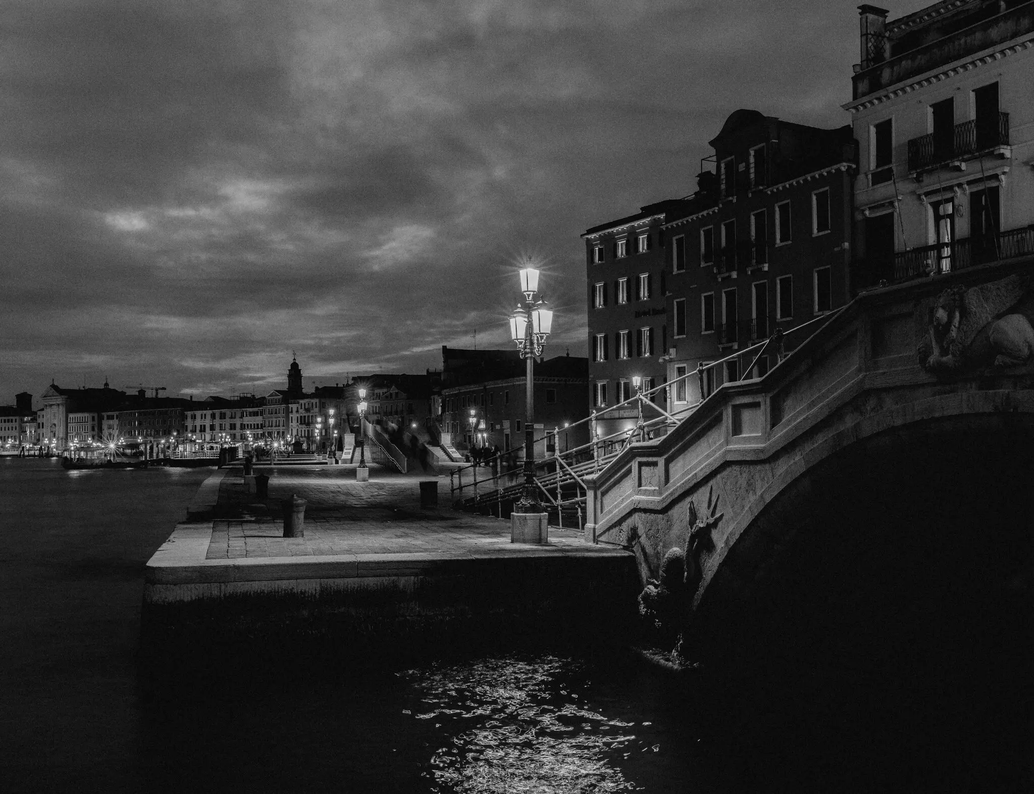 Набережна Рива-дельї-Ск'явоні тихої січневої ночі у Венеції.